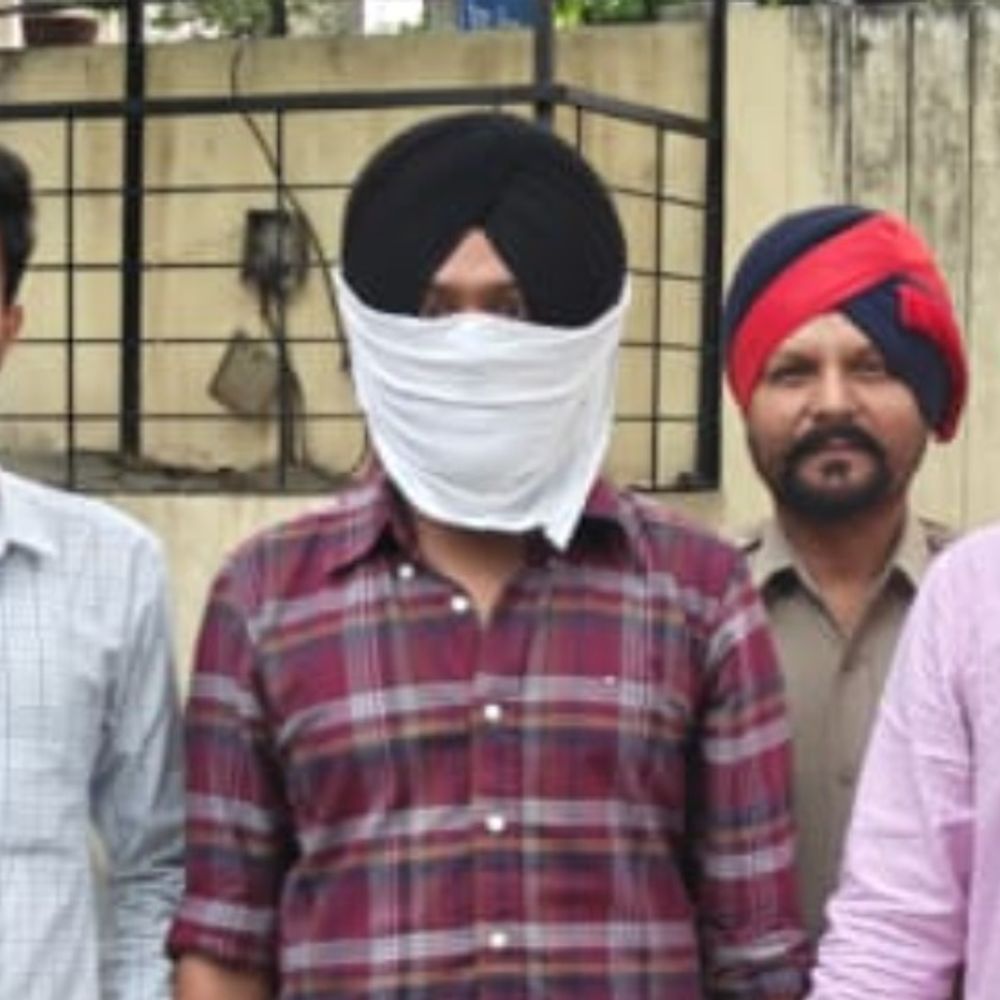 लुधियाना में फर्जी तहसीलकर्मी रिश्वत लेते अरेस्ट:फैक्ट्री मालिक से लोन सेटलमेंट का 60 हजार में सौदा; आरोपी रिकवरी एजेंसी का एजेंट