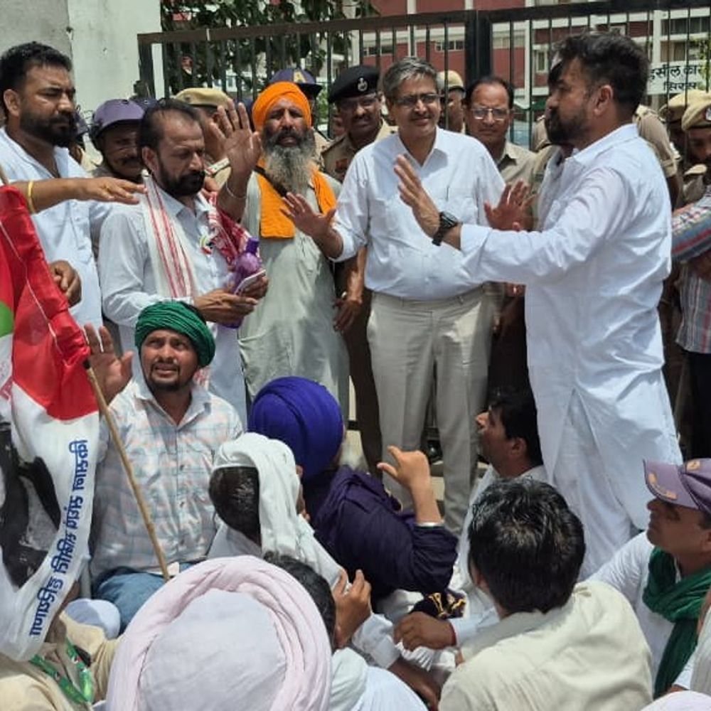 हिसार-घग्गर ड्रेन को लेकर किसानों ने लघुसचिवालय घेरा:फसल बीमा-बिजली पानी की समस्या, डीसी को ज्ञापन देने को जिद्द पर अड़े रहे