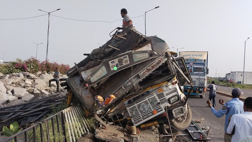 Narnaul Truck Accident | NH-148B Nangal Chaudhary Truck Driver Rescue