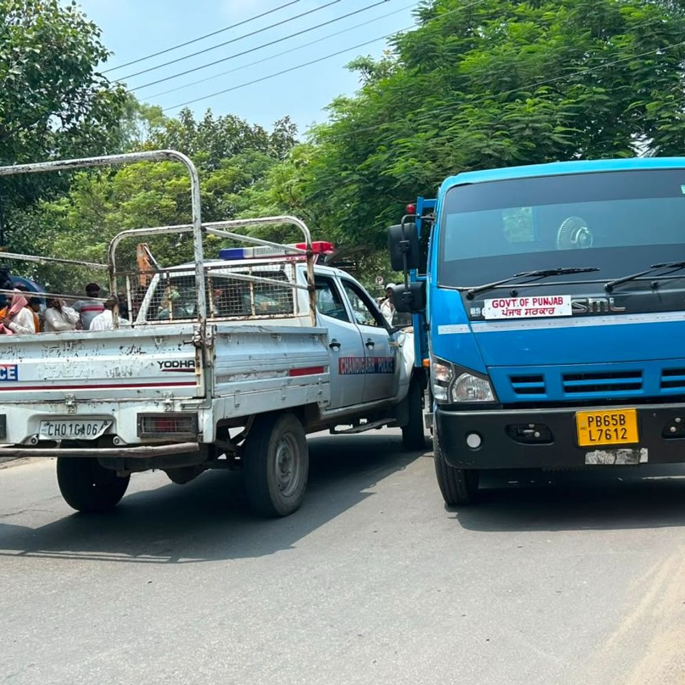 चंडीगढ़ में पंजाब सरकार और पुलिस की गाड़ियां टकराईं:ड्राइवरों के बीच सड़क पर 2 घंटे चला हाई-वोल्टेज ड्रामा, दोनों तरफ लगा लंबा जाम