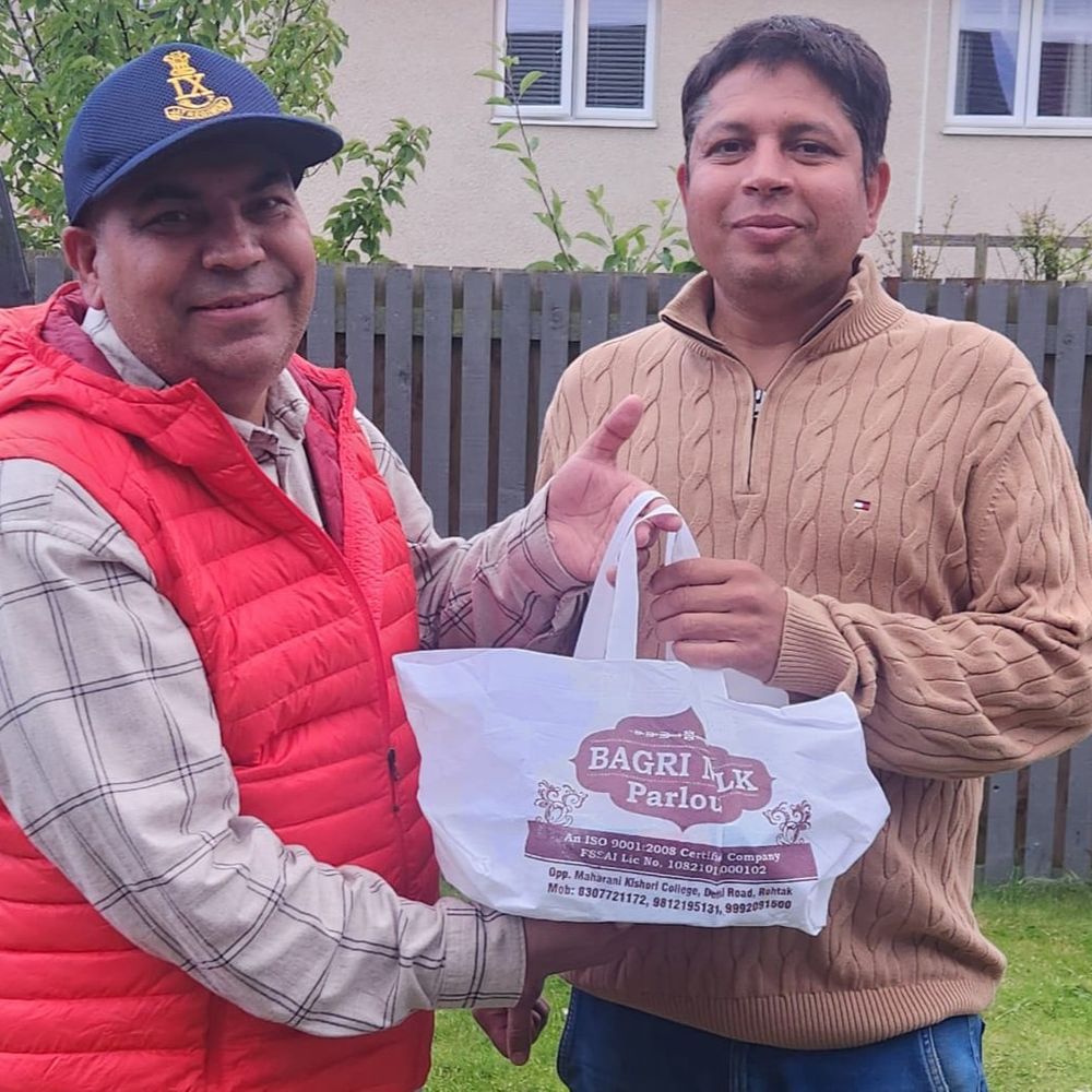 ब्रिटेन में बिखरी रोहतक के घेवर की मिठास:कॉमनवेल्थ गेम्स मे हौसला बढ़ाने पहुंचे खेल प्रेरक, प्रवासी हरियाणवियों को भेंट किया घेवर