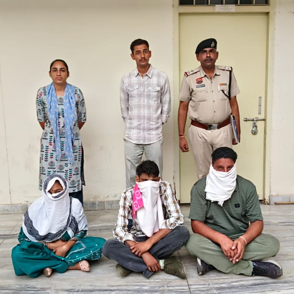 सिरसा में ₹2 लाख लेते पति-पत्नी समेत 3 गिरफ्तार:फोटो वायरल समझौते के नाम मांगे थे ₹5 लाख; पुलिस ने पार्क में रंगे हाथ दबोचे