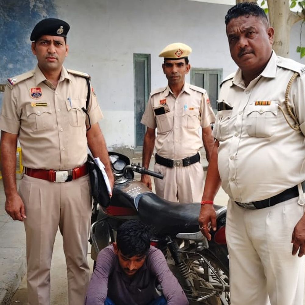 सिरसा में बस स्टैंड से महिला से बालियां छीनी:फरार होने के कुछ देर बाद काबू, गिरोह का मेंबर निकले, कई वारदात कबूली