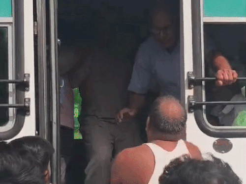 हरियाणा के रोडवेज कंडक्टर का राजस्थान में विवाद:डंपर ड्राइवर के साथ मारपीट का VIDEO वायरल; साइड देने को लेकर हुई थी कहासुनी