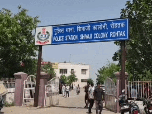रोहतक में सरपंच-अधिकारियों पर लाठी-डंडों से हमला:पंचायती जमीन पर प्लॉट काटने गए थे; 3-4 लोगों को आई चोट