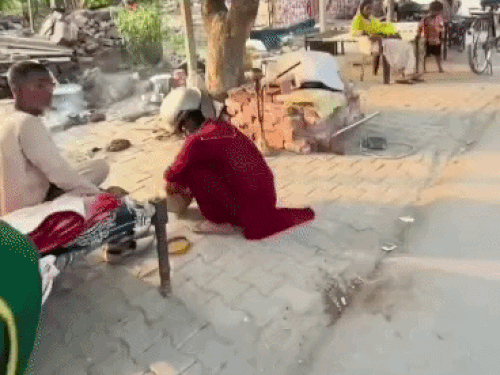 यमुनानगर में डेहा कॉलोनी पर प्रशासन की सख्ती बढ़ी:चेतावनी बोर्ड लगाया, बेघर परिवारों ने सड़क किनारे डाला डेरा, पुनर्वास की मांग