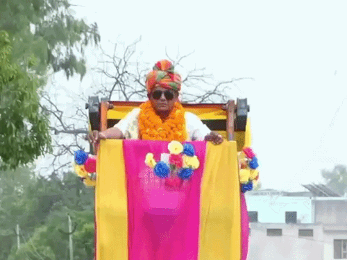 पानीपत में चपरासी की रिटायरमेंट पर 'शाही' विदाई-VIDEO:फूलों से सजे हाइड्रा क्रेन पर बैठे, थार-स्कॉर्पियो का काफिला चला; नोटों की माला पहन डांस किया
