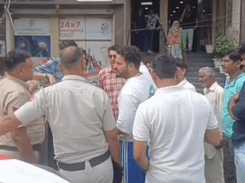 रोहतक में प्राइवेट अस्पताल के बाहर हंगामा:ईलाज में लापरवाही का लगाया आरोप, सिविल लाइन थाने में दी शिकायत