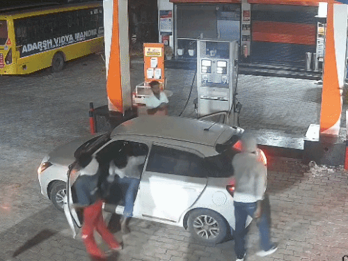 पानीपत में पेट्रोल पंप पर डकैती का VIDEO:7 बदमाशों ने सेल्समैन को पीटा, आईफोन तोड़ा; कैश लूट के बाद कार की टंकी फुल कर फरार