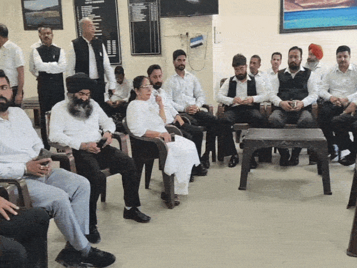 पठानकोट में वकीलों की हड़ताल से 2200 केस प्रभावित:एडवोकेट ज्योतिपाल भीम पर दर्ज मामले को लेकर बार एसोसिएशन हुई उग्र, सोमवार को भी 'नो वर्क डे' का ऐलान