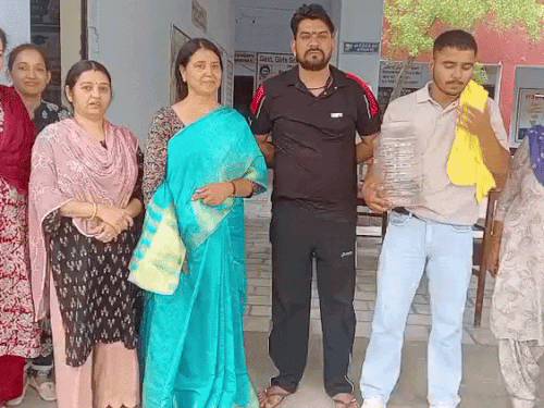 भिवानी के स्कूल में निकला सांप:क्लासरूम के कोने में बैठा था, छात्राओं की छुट्टी की, 6 फीट लंबे धामन सांप का रेस्क्यू किया