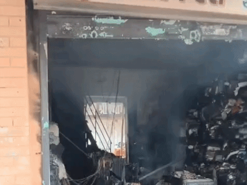 फतेहाबाद में गारमेंट्स शॉप में लगी आग:शॉर्ट सर्किट माना जा रहा कारण; ऊपर बने गोदाम में भी सामान जला