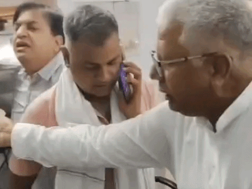 फतेहाबाद में XEN से हाथापाई करने वाले पर FIR:कनेक्शन न मिलने पर कार्यालय में घुसकर किया था हंगामा; 8 धाराएं लगाई