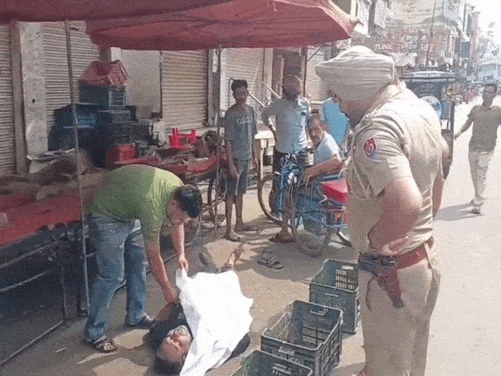 गुरदासपुर में सब्जी विक्रेता की हार्ट अटैक से मौत:लोग बोले-गर्मी से गई जान, 2 घंटे धूप में पड़ा रहा शव; एम्बुलेंस कर्मियों के खिलाफ प्रदर्शन