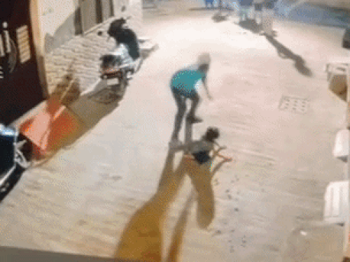 रोहतक में बच्ची को सड़क पर जोर से पटका:संजय कॉलोनी की घटना, सीसीटीवी में वारदात हुई कैद