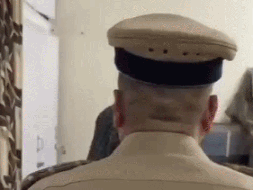 DIG हरमनबीर गिल का थानों में औचक निरीक्षण:शराब के नशे में सोते मिले राजा सांसी थाना प्रभारी, नाके पर छोड़ी ड्यूटी; सस्पेंड