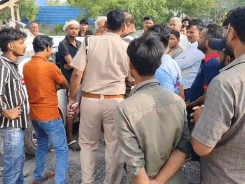 नारनौल में बंद स्टोन क्रेशर में मिला मजदूर का शव:ग्रामीणों व परिजनों ने किया हंगामा, होद में पड़ी डेडबॉडी, पुलिस बोली नहीं निकालने दे रहे
