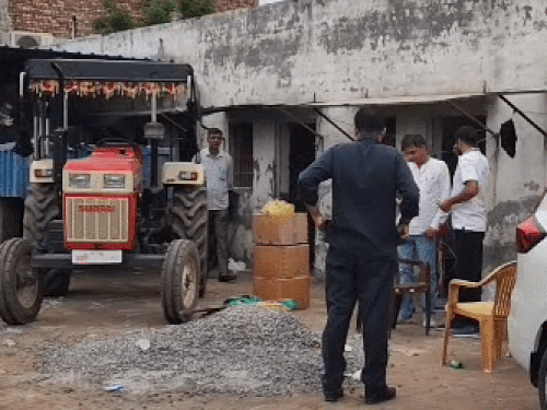 आरओ की आड़ में चल रही शराब फैक्ट्री पर छापा:रोहतक पुलिस ने मौके से बरामद किया कैमिकल व नकली शराब बनाने का सामान