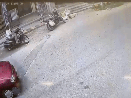 जालंधर में कार सवार लुटेरे महिला को घसीटते ले गए:बाबा बनकर आए लोगों ने गहने झपटे, वारदात CCTV में कैद; महिला घायल