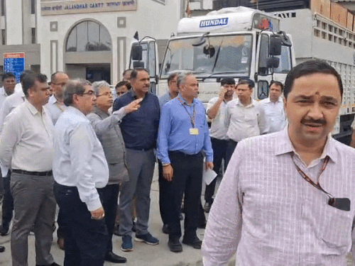 जालंधर कैंट रेलवे स्टेशन का बोर्ड चेयरमैन ने लिया जायजा:बोले- पुराने और नए में जमीन-आसमान का फर्क, 17 जुलाई को PM करेंगे ऑनलाइन उद्घाटन