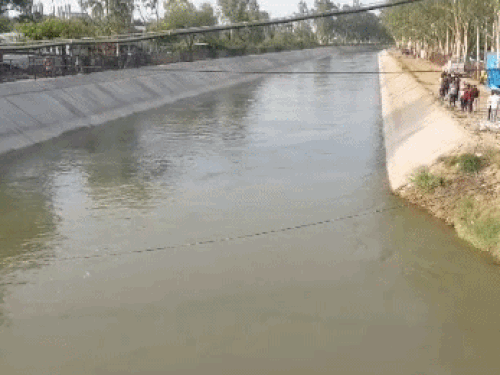 रोहतक की JLN नहर में 2 बच्चे डूबे:नहाने के लिए आए थे, पैर फिसलने से हादसा; SDRF-पुलिस कर रही तलाश