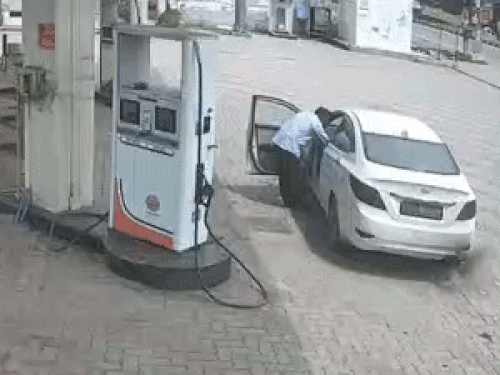 कुरुक्षेत्र में डीजल भरवाकर बिना पैसे दिए दौड़ाई कार,VIDEO:सेल्समैन खिड़की खोलकर अंदर घुसा, गाड़ी में कैश के लिए हुई हाथापाई; धक्का देकर भागा आरोपी