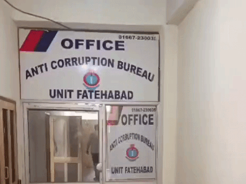 फतेहाबाद ACB ने रिश्वत के आरोप में पकड़े दो बिजलीकर्मी:12 हजार की रिश्वत ली; एक अप्रेंटिस भी हत्थे चढ़े