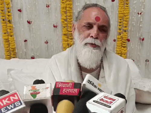 भिवानी पहुंचे स्वामी ज्ञानानंद महाराज:तीन दिनों तक रहेंगे, बोले- गीता आधुनिक जीवन का सार्वभौमिक समाधान, धार्मिक ग्रंथ नहीं, जीवन जीने की सही दृष्टि और सोच