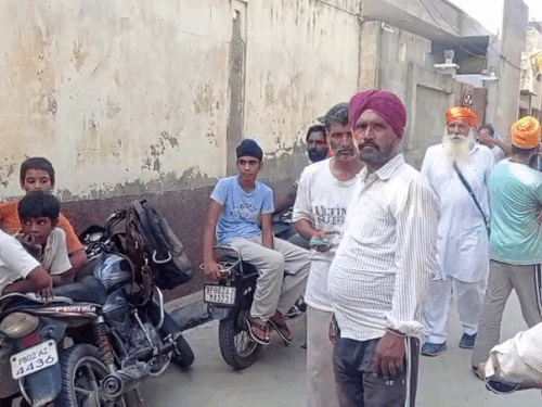 अमृतसर में सिरफिरे आशिक ने आत्मदाह किया:बाइक से पेट्रोल निकाल खुद पर छिड़का, आग लगा युवती को पकड़ा, बचाने आया चचेरा भाई भी झुलसा