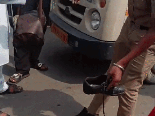 पंजाब पुलिस का कॉन्स्टेबल नशे में झूमता मिला, VIDEO:जूता नहीं पहन पाया, पकड़ने पर व्यक्ति के पैर छूकर बोला- गलती हो गई साहब