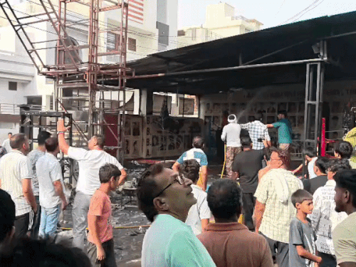 टोहाना के बजरंग मॉडल स्कूल में लगी आग:शॉर्ट-सर्किट से गेट के पास ही भड़की लपटें; फायर ब्रिगेड ने समय रहते किया कंट्रोल