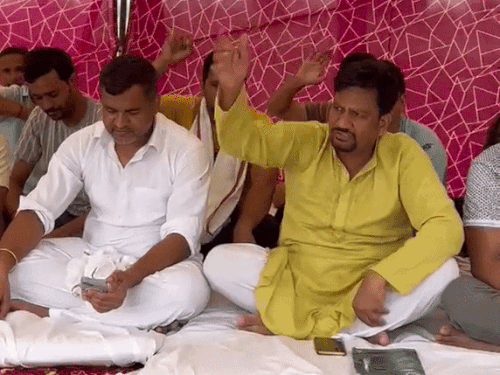 पानीपत रिफाइनरी के कर्मचारी भूख हड़ताल पर:पेयजल समेत 11 मांगों को लेकर गेट पर धरना; बोले-प्रबंधन हकों का हनन कर रहा