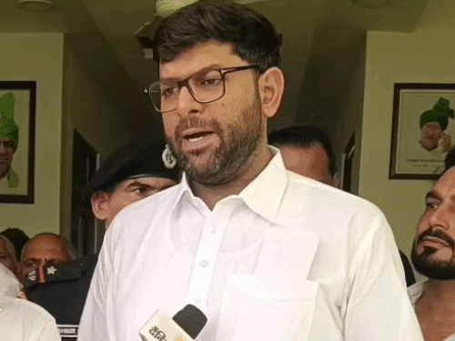 JJP युवा प्रदेशाध्यक्ष का दावा-शिक्षा का भगवाकरण कर रही सरकार:दिग्विजय बोले- इसलिए तो कांग्रेस से पीछा छुड़वाया, इसके खिलाफ हम लड़ेंगे जरूर