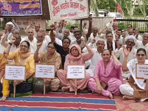 भिवानी में NEET पेपर लीक के विरोध में उपवास:सोनम वांगचुक के समर्थन में सड़कों पर उतरे छात्र; बोले- शिक्षा मंत्री दें इस्तीफा