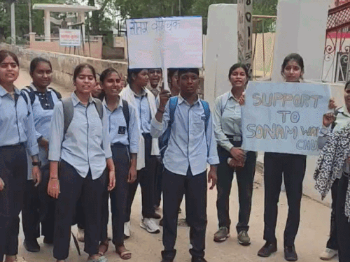 महेंद्रगढ़ छात्राओं ने लगाए वांगचुक के समर्थन में नारे:BEO ने किया सरकारी स्कूल के प्राचार्य को निलंबित, BJP हाय, हाय भी बोली थी