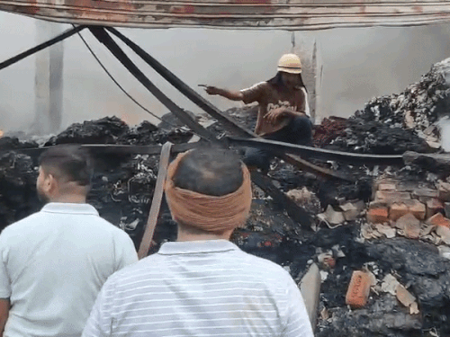 पानीपत की फाइबर फैक्ट्री में लगी आग:60 टन माल, मशीनों समेत पूरी बिल्डिंग स्वाहा; बिजली कम-ज्यादा होने से हुआ शॉर्टसर्किट