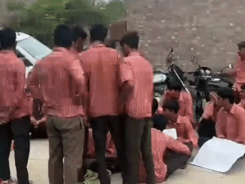 रोहतक में क्लास छोड़ सड़क पर बैठे स्कूली छात्र:बोले, जंतर मंतर पर युवाओं के साथ हुई बर्बरता, हड़ताल करना मजबूरी