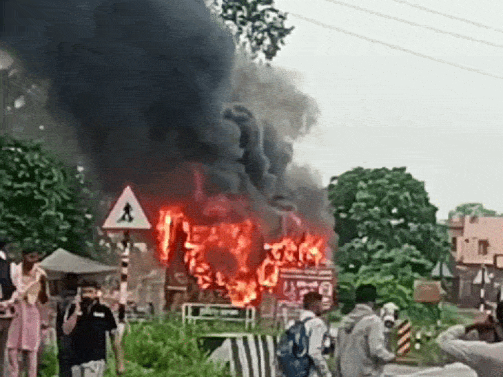 पठानकोट में तेज रफ्तार बस ने 4 को कुचला:गुस्साए लोगों ने बस फूंकी; बेकाबू होकर मोटरसाइकिल-स्कूटी में टक्कर मारी थी, 2 की मौत