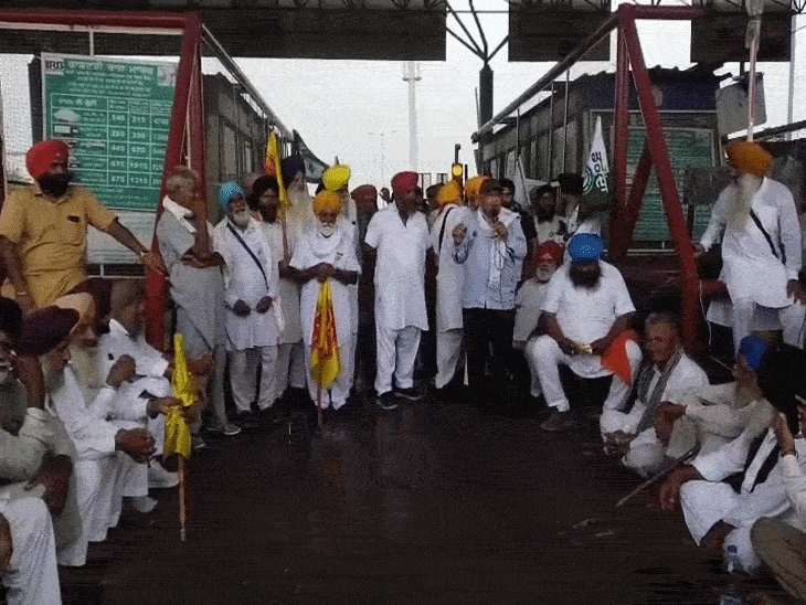 पठानकोट में किसानों ने टोल प्लाजा किया फ्री:अमृतसर-जम्मू रोड स्थित लदपालवां टोल प्लाजा पर धरना, भारत-USA फ्री ट्रेड डील, लैंड पूलिंग और स्टूडेंट आंदोलन को लेकर किया प्रदर्शन