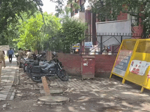 चंडीगढ़ में पंजाब बीजेपी प्रदेश ऑफिस की सुरक्षा बढ़ाई:दिल्ली में प्रदर्शन के बाद फैसला,स्टैंडबाय रखी गईं सीटीयू की बसें; पहले हो चुका ग्रेनेड हमला
