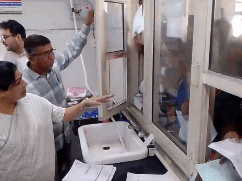 महिला आयोग चेयरपर्सन अचानक पहुंची पानीपत सिविल अस्पताल:अव्यवस्थाओं पर भड़कीं; बोलीं- क्या सब्जी मंडी बना रखी है; यहां बोली लगाई जा रही है