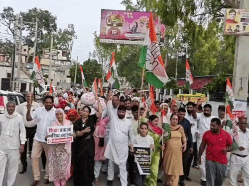 शिक्षामंत्री के इस्तीफे पर नारनौल में कांग्रेस का विजय जुलूस:जिलाध्यक्ष बोले- धर्मेंद्र प्रधान का इस्तीफा युवाओं की जीत, आवाज दबाई नहीं जा सकती