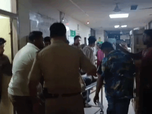 मोहाली पुलिस पर नशा तस्करों ने गोलियां चलाईं:एक कांस्टेबल को गोली लगी, दूसरे पर तलवार से वार किया, हेरोइन पकड़ने गई थी टीम