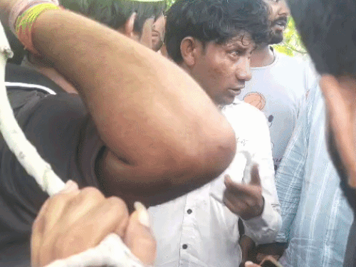 नारनौल में भैस चोरी करते 3 युवक पकड़े:पशुओं को पिकअप में चढ़ा रहे थे; खेत में काम कर रहे किसान ने देखा