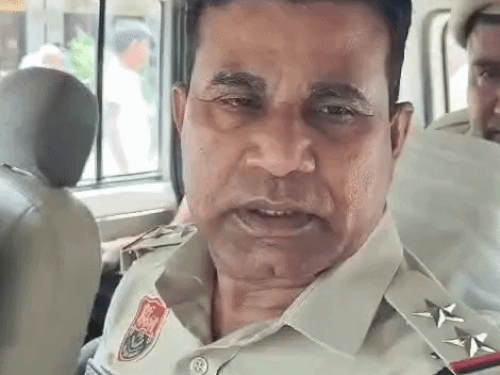 फतेहाबाद में शराब पीने से रोकने पर व्यक्ति पर हमला:पड़ोसी ने डंडे से किए हाथ-पैर व गर्दन पर वार; केस दर्ज