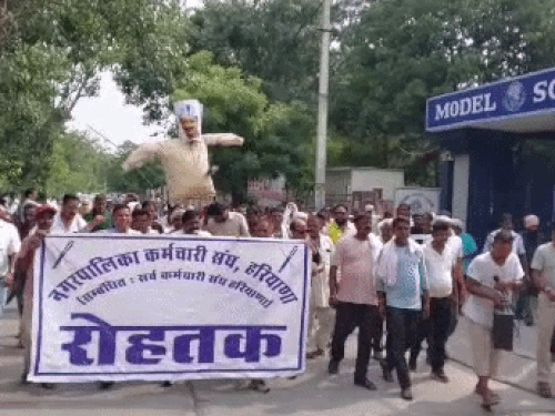 रोहतक में पंजाब सीएम व केजरीवाल का फूंका पुतला:सफाई कर्मचारियों पर लाठीचार्ज का विरोध, अधिकारियों को बर्खास्त करने की मांग