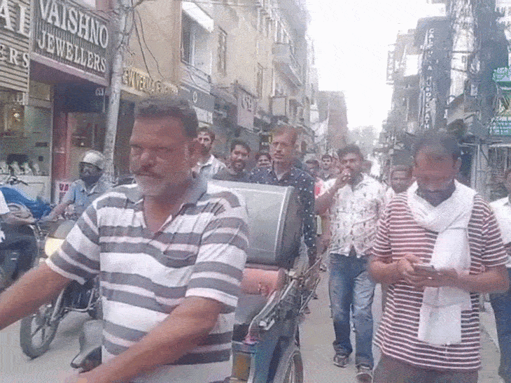 पठानकोट में कल दुकानें बंद रखने की अनाउंसमेंट:सफाई सेवकों पर लाठीचार्ज के विरोध में काम बंद कर सड़कों पर उतरेगा वाल्मीकि समाज, सफाई कर्मी व सीवरमैन