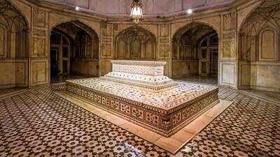 Why were Mughal emperor Jahangir’s intestines buried in Rajouri while his body was laid to rest in Lahore? The story behind his two graves